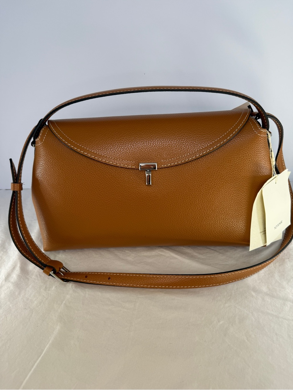 TOTEME T-Lock Medium Top Handle Bag in Tan Grained Leather - Picture 5 of 12
